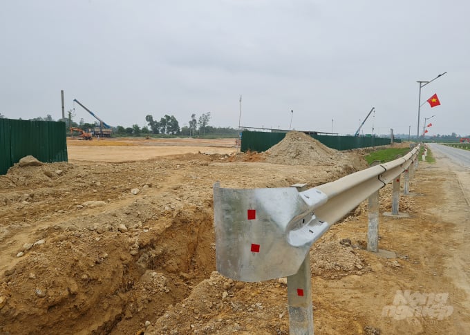 Nhận thấy chưa đủ điều kiện thi công, cơ quan chức năng đã tiến hành 'khóa' đường vào. Ảnh: VK.
