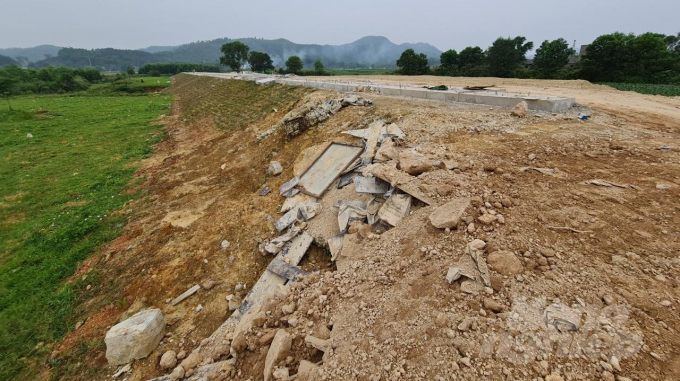 Việc thi công chắp vá, chậm tiến độ không chỉ gây ô nhiễm môi trường, khó khăn cho việc đi lại của người dân mà còn có dấu hiệu kém chất lượng. Ảnh: Thanh Nga.