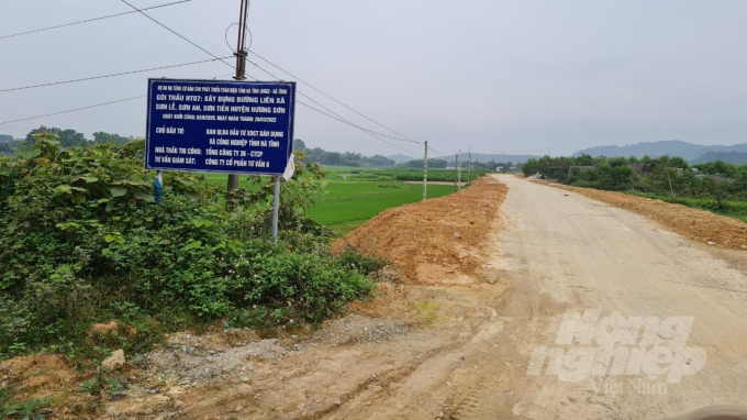 Tổng Công ty 36 - CTCP thi công tuyến đường liên xã Sơn Lễ, Sơn An, Sơn Tiến theo kiểu 'đem con bỏ chợ', khiến người dân địa phương bức xúc. Ảnh: Thanh Nga.