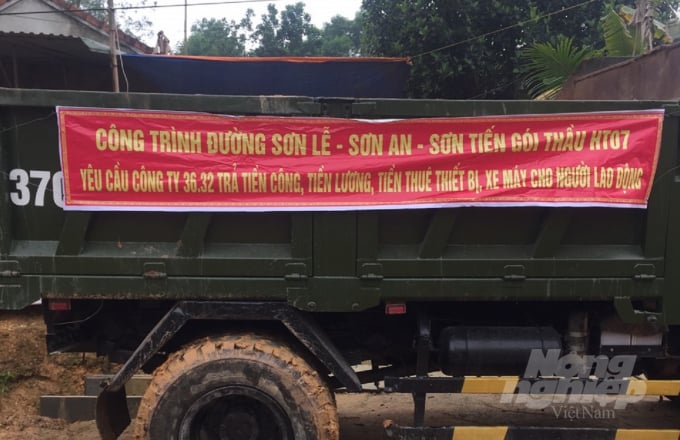 Băng rôn đòi nợ treo tại công trường công trình đường liên xã Sơn An, Sơn Lễ, Sơn Tiến. Ảnh: Thanh Nga.