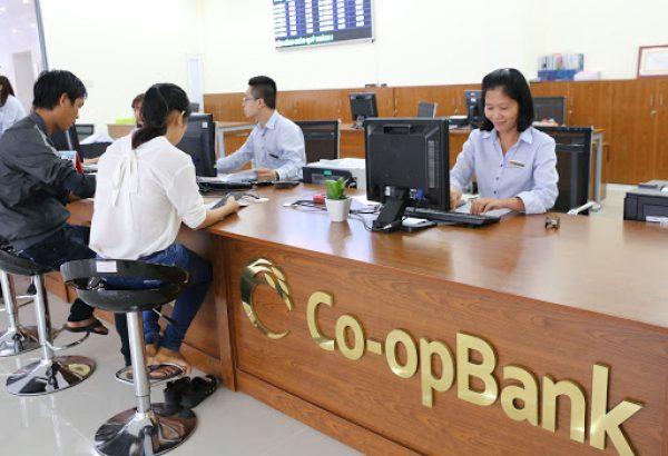 co-op-bank-cho-rang-cho-thue-tai-san-de-the-chap-ngan-hang-0952_20220318_788.jpg Khách hàng giao dịch tại Co-op Bank. Ảnh: minh họa.