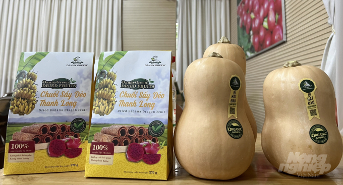 Sản phẩm chuối sấy dẻo thanh long được làm từ nguyên liệu trang trại hữu cơ DannyGreen và bí hạt đậu của Công ty Seagull ADC. Ảnh: Nguyễn Thủy.