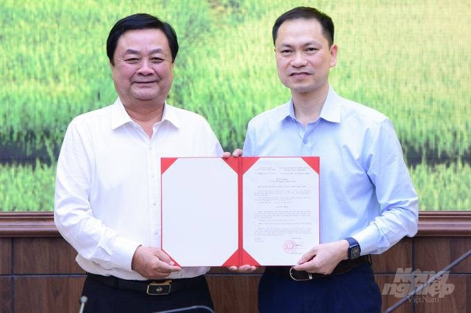 watermark_bo-nn-ptnt-bo-nhiem-lanh-dao-cho-2-don-vi-1802_20220322_512.jpg Bộ trưởng Bộ NN-PTNT Lê Minh Hoan trao quyết định bổ nhiệm cán bộ cho ông Ngô Trường Sơn. Ảnh: Tùng Đinh.