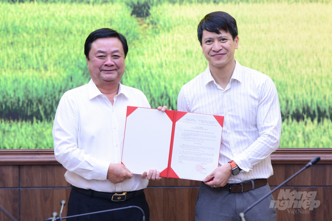 watermark_bo-nn-ptnt-bo-nhiem-lanh-dao-cho-2-don-vi-1802_20220322_939.jpg Bộ trưởng Bộ NN-PTNT Lê Minh Hoan trao quyết định bổ nhiệm cán bộ cho ông Nguyễn Minh Tiến (bên phải). Ảnh: Tùng Đinh.