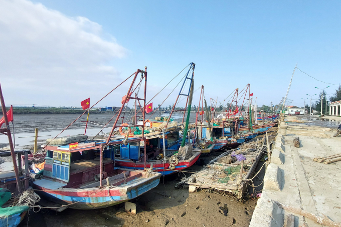 Cảng cá Hoằng Phụ được đầu tư hàng chục tỷ đồng nhưng hiện chỉ có những con tàu nhỏ có thể neo đậu. Ảnh: Võ Dũng.