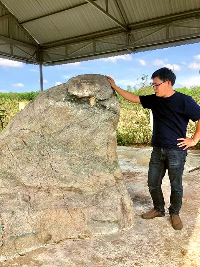 18324695anh_nha_nghien_cuu_lich_su_champa_ngo_xuan_hien_ben_bia_tu_luon-183246.jpg Nhà nghiên cứu lịch sử Chăm-pa Ngô Xuân Hiền bên bia Tư Lương.