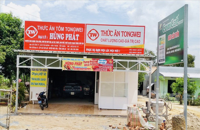 Nhiều hộ dân ở Long An mở thêm dịch vụ cung ứng thức ăn, con giống, thuốc thú y cho hàng trăm hộ nuôi tôm thẻ tự phát trong vùng. Ảnh: MS.