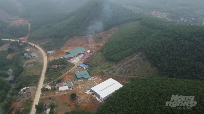 watermark_dji_0210-1411_20220330_798.jpg Những diện tích đất rừng san gạt trái pháp luật đã bị phát hiện, xử lý, những vẫn mọc lên những khu nhà xưởng trái phép. Ảnh: Toán Nguyễn.