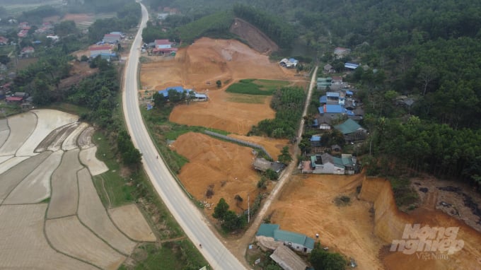 watermark_dji_0212-1413_20220330_478.jpg Việc san gạt cải tạo đất rừng, đất nông nghiệp trái quy định pháp luật không chỉ thất thoát tiền của Nhà nước, mà sẽ khiến cho tỉnh Bắc Kạn khó mở rộng quy hoạch xây dựng các khu công nghiệp, cụm công nghiệp. Ảnh: Toán Nguyễn.