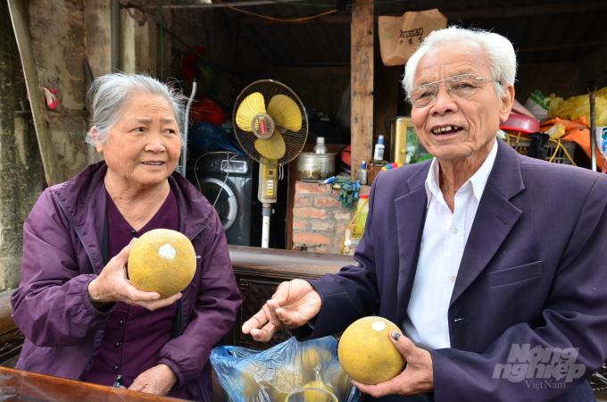 watermark_i-giong-buoi-cua-lang-la-tinh-khien-nguoi-om-an-cung-khoe-lai-1320_20220331_27.jpg Vợ chồng ông Giàng bên những quả bưởi đường La Tinh bảo quản được 4-5 tháng. Ảnh: Dương Đình Tường.