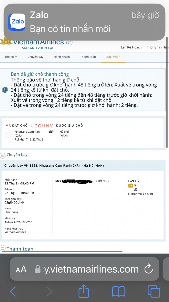Vé được giữ chỗ nhưng hết thời gian check-in, Vietnam Airlines liền lập tức đóng quầy dù khách vẫn đang xếp hàng làm thủ tục. Ảnh: Bạn đọc cung cấp. 