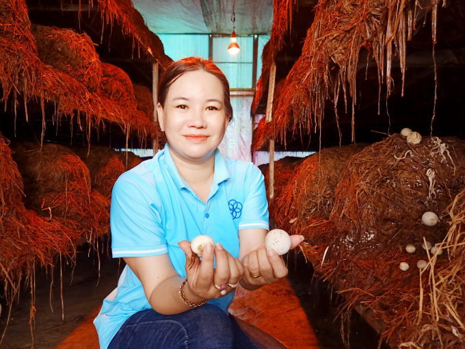 Chị Lữ Thị Nhật Hằng, Giám đốc trang trại Ngũ Thường Mekong mạnh dạn đầu tư hơn 20 tỷ đồng làm nông nghiệp tuần hoàn một cách bài bản ở huyện Phụng Hiệp, tỉnh Hậu Giang. Ảnh: Kim Anh.