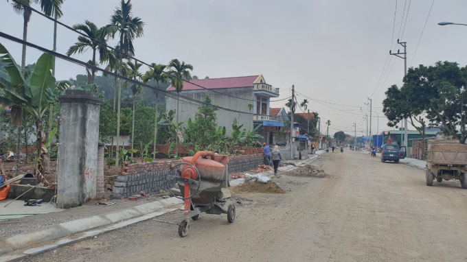 lien-khe-1-1051_20220328_656.jpg Người dân xã Liên Khê gia cố lại tường rào sau khi hiến đất làm đường. Ảnh: Đinh Mười.