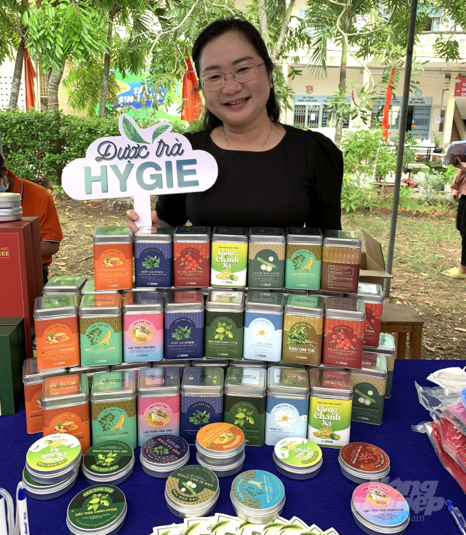 Bộ sản phẩm OCOP chế biến từ rau dược tính của dược sĩ Đoàn Thị Hồng Thắm. Ảnh: HL.