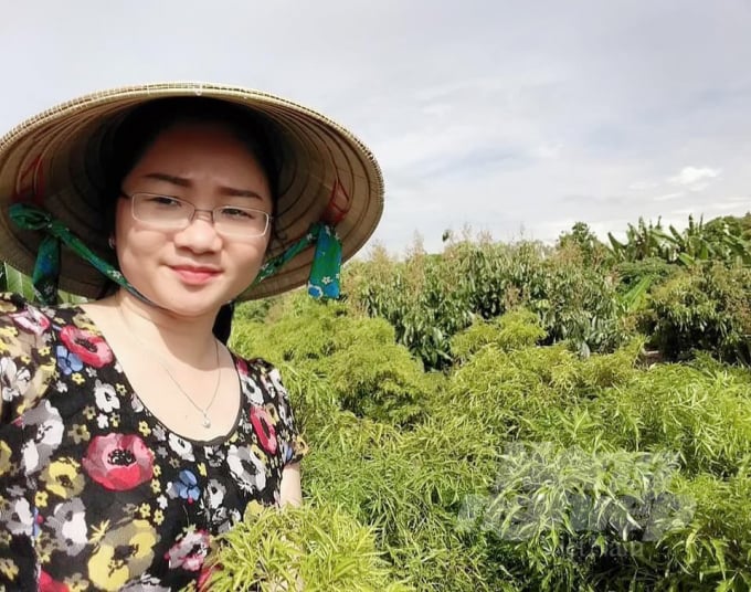 Dược sĩ Đoàn Thị Hồng Thắm xây dựng vùng nguyên liệu và tổ chức chế biến, tham gia chương trình OCOP, xúc tiến thương mại. Ảnh: DST.