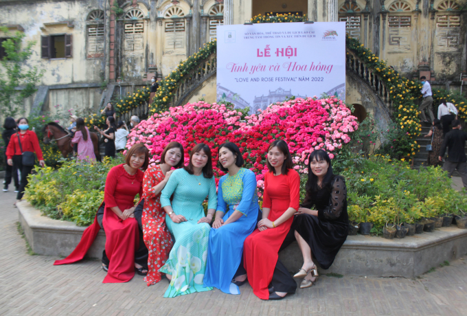 102620443-102620.jpg Ngoài các bạn trẻ, có nhiều đại gia đình, các chị em phụ nữ trung niên tới tham quan.