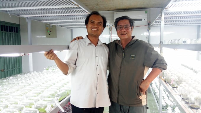 Anh Phạm Thành Lộc (áo trắng) trong phòng nuôi cấy mô.