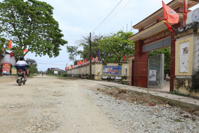 z3336225580321_788d589d1a1005b39677129129b0c981-1448_20220413_598.jpg Mỗi ngày có hàng nghìn lượt học sinh từ Mầm non đến THPT phải đến trường trên con đường 'đau khổ'.