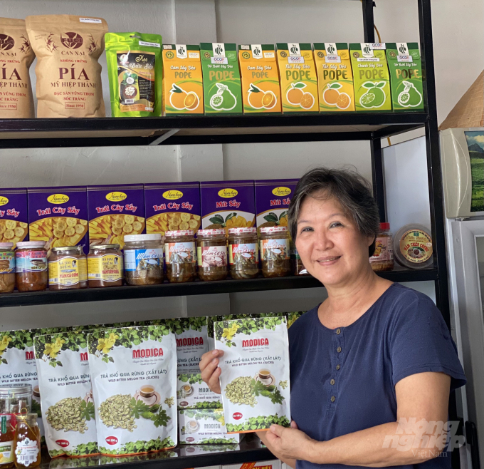 Bà Bùi Minh Phượng và sản phẩm OCOP 4 sao thương hiệu 'Agripure'. Ảnh: NB.