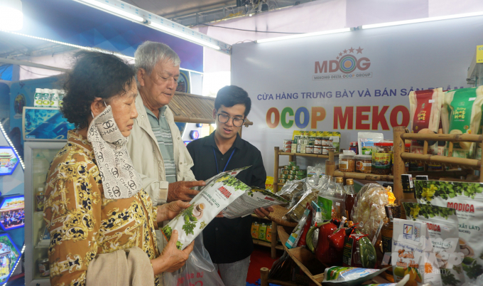 Sản phẩm Agripure vì sức khỏe người dùng, thu hút sự chú ý ở khu Lễ hội nhân ngày giỗ Tổ ở Cần Thơ.  Ảnh: NB.