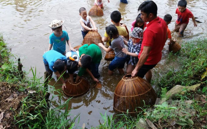 watermark_upca2-1647_20220420_865.jpg Trải nghiệm úp nơm, bắt cá. Ảnh: Tư liệu.