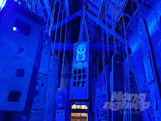 watermark_169455087_3311493255618152_7711018971521327482_n-1028_20220408_254.jpeg Không mang sắc màu tươi mới và kiểu dáng kiến trúc hiện đại, ngôi nhà của hoạ sĩ Văn Ngọc mộc mạc, mang đậm dấu ấn thời gian và rất độc đáo. Ảnh: Minh Sáng.