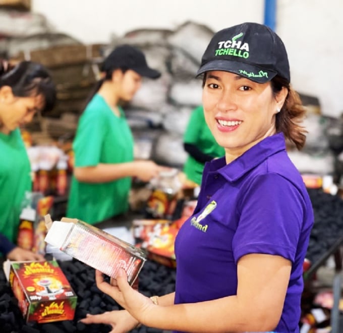 Chị Nguyễn Thị Cẩm Hằng, Giám đốc Công ty TNHH Xuất nhập khẩu Cao nguyên Bình Phước với sản phẩm than gáo dừa 100% xuất khẩu sang thị trường Trung Đông và các nước Châu Âu. Ảnh: Kiểm Đông.