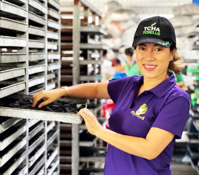 Có địa vị giám đốc chi nhánh của một ngân hàng thương mại, chị Hằng đã quyết định dấn thân sang một lĩnh vực mới đầy rủi ro và vất vả, chỉ với một khát khao khẳng định vị thế sản phẩm của ngành nông nghiệp Việt Nam trên thị trường quốc tế. Ảnh: Kiểm Đông.