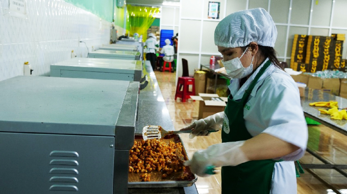 Công nhân chế biến sâu hạt điều của Công ty TNHH Vinahe. Ảnh: Kiểm Đông.