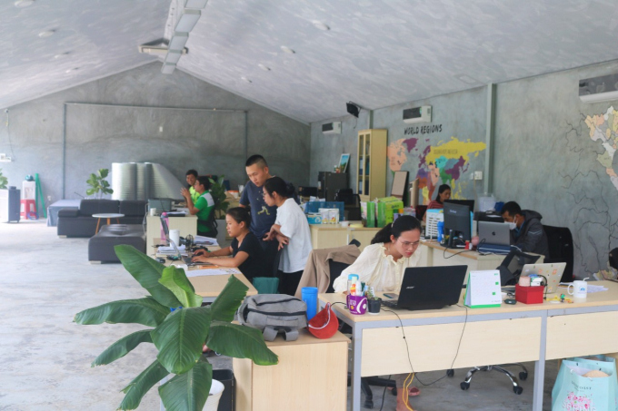 Văn phòng làm việc tại nông trại chủ yếu thanh niên trẻ có trình độ cao. Ảnh: KS.