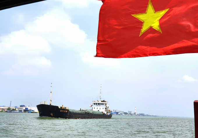z3361551150486_bb8993b994290f48e08c581678ec1baa-0826_20220423_74.jpg Mỗi khi gặp tàu lớn đi ngược lại từ xa, tôi thấy chú Hai hú hồi còi dài để mọi người chú ý. Ảnh: Ngọc Thắng.