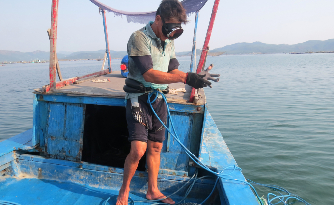 084238642-084238.jpg Đeo chì quanh bụng, ngậm ống hơi lặn biển. Ảnh: Hoài Nam.