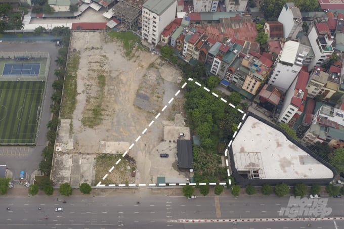 watermark_da-cc-lilaha-complex-nguyen-van-huyen-bi-to-thon-tinh-hon-3000m2-dat-nong-nghiep-1448_20220426_630.jpg Mặt bằng khu đất nông nghiệp hơn 3.000m2 của bà Tuyết Nhung (khoanh trắng) nằm trên đường Nguyễn Văn Huyên kéo dài. Ảnh: Tùng Đinh.