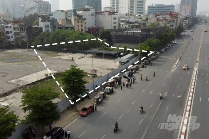 watermark_da-cc-lilaha-complex-nguyen-van-huyen-bi-to-thon-tinh-hon-3000m2-dat-nong-nghiep-1450_20220426_102.jpg Lực lượng công an có mặt tại khu đất ngày 14/4 vừa qua để đảm bảo an ninh trật tự. Ảnh: Tùng Đinh.