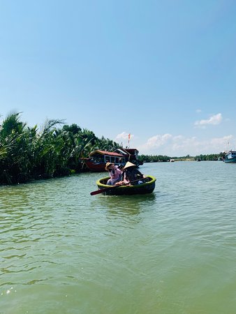10345835dua_nuoc_sinh_thai_2_nguoi-103458.jpg Đội ngũ chèo thuyền thúng sẵn sàng phục vụ nhu cầu tham quan, khám phá của du khách