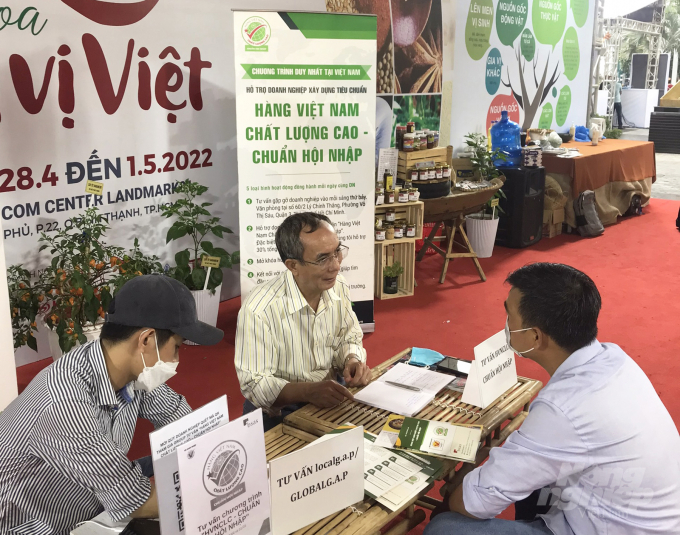 Các Start Up, doanh nghiệp tìm hiểu tiêu chuẩn 'Chuẩn hội nhập' do chuyên gia Bùi Phước Hòa (giữa) tư vấn. Ảnh: Tr.Q.