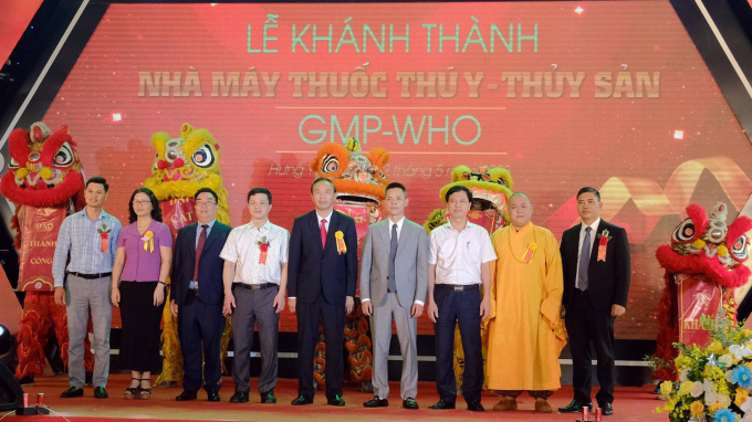 Thứ trưởng Bộ NN-PTNT Phùng Đức Tiến (giữa) và các đại biểu dự và cắt băng khánh thành nhà máy. Ảnh: Bá Thắng.