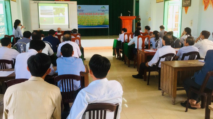 Tại hội nghị đầu bờ đánh giá kết quả mô hình vừa qua, nông dân và chính quyền địa phương đều đánh giá rất cao hiệu quả và ý nghĩa từ mô hình sản xuất lúa hữu cơ tại HTX Kim Long. Ảnh: Việt Toàn.