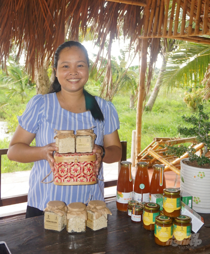 Chị Thạch Thị Chal Thi chắt chiu, hoàn thiện từng bộ sản phẩm từ mật hoa dừa. Ảnh: NB.