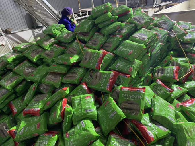 Sản phẩm miến dong Tài Hoan vừa sản xuất xong và chuẩn bị được đóng hộp xuất ra thị trường. Ảnh: Toán Nguyễn.