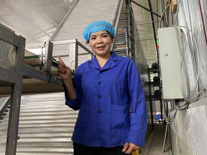 Bà Nguyễn Thị Hoan, Giám đốc HTX Tài Hoan giới thiệu về dây truyền sản xuất miến dong của đơn vị. Ảnh: Toán Nguyễn.