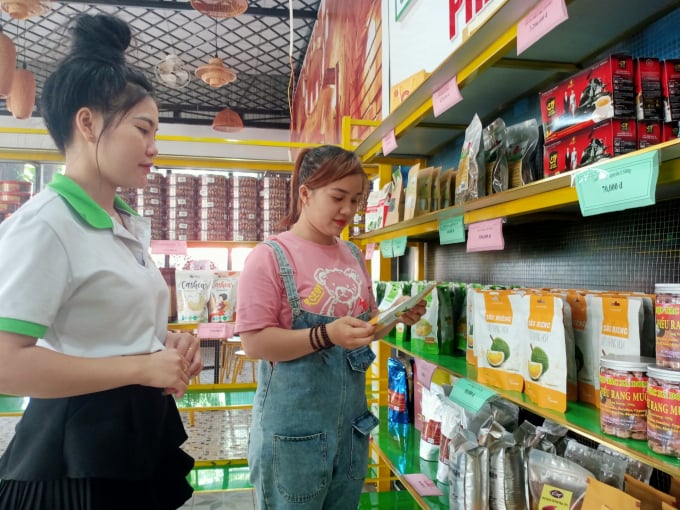 Sản phẩm mít sấy HTX có mặt tại một số cửa hàng chuyên kinh doanh các sản phẩm OCOP. Ảnh: Trần Trung.