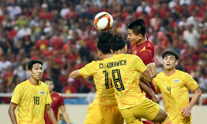 281554526_3112027982442859_6873055947393506054_n-2104_20220522_508.jpg Nhâm Mạnh Dũng đánh đầu ghi bàn duy nhất ở chung kết SEA Games 31. Ảnh: VFF.
