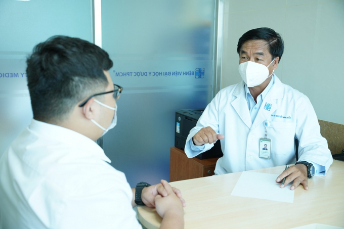 Thạc sĩ – bác sĩ Nguyễn Minh Mẫn, Trưởng Đơn vị Tâm lý lâm sàng Bệnh viện Đại học Y Dược TP.HCM đang tư vấn cho bệnh nhân. Ảnh: Bệnh viện cung cấp.