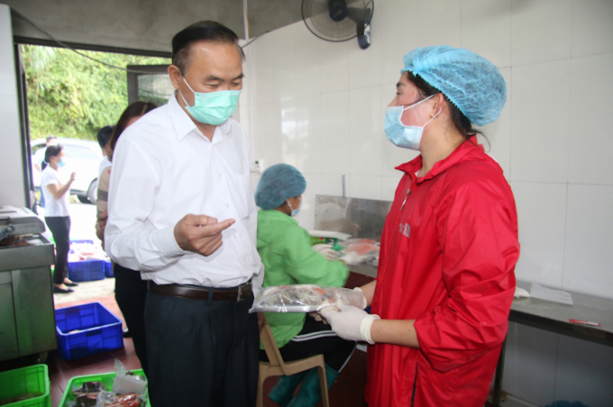 Thứ trưởng Bộ NN-PTNT Phùng Đức Tiến thăm trang trại cá hồi Thức Mai (Sa Pa). Ảnh: H.Đ.