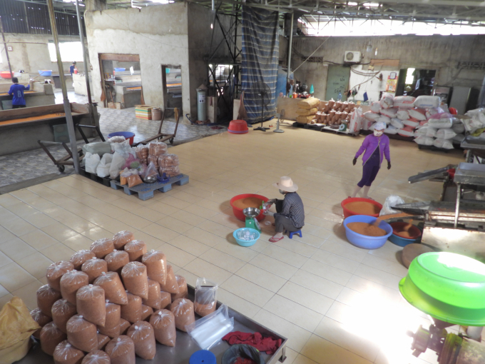 Bên trong một cơ sở sản xuất muối khác tại địa phương. Ảnh: Trần Trung.