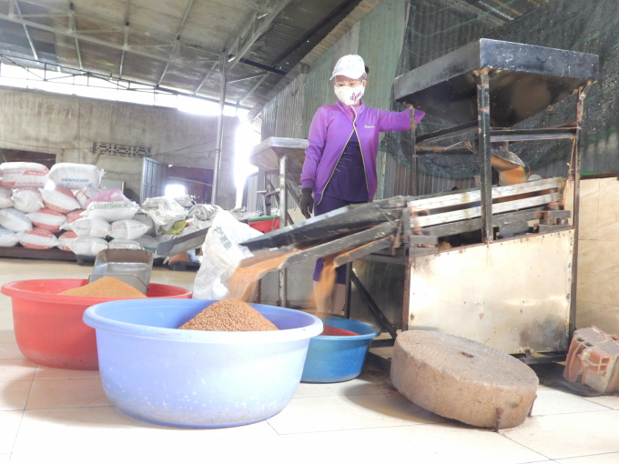 Mặc dù đã có mấy móc hỗ trợ nhưng ở một số công đoạn cần sức người để vận hành. Ảnh: Trần Trung.