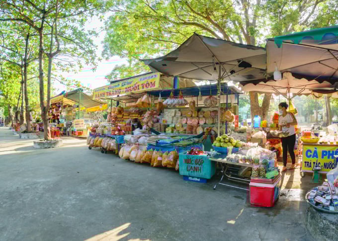Muối tôm cùng các đặc sản khác tại địa phương được bày bán trong khu du lịch núi Bà Đen. Ảnh: Hồng Thủy