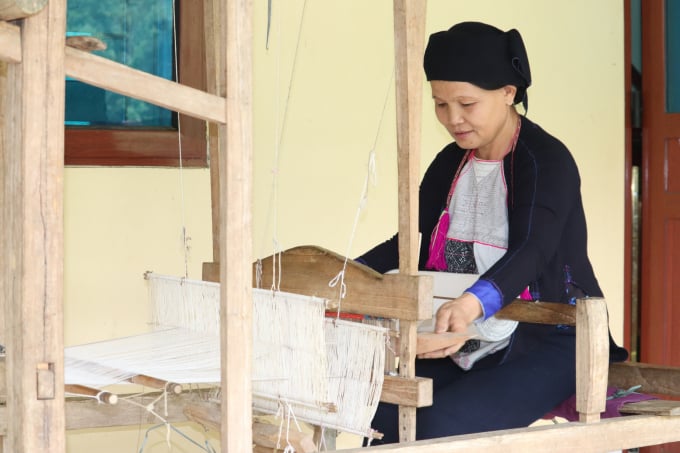 z3438878879597_2671738483e712550a1bdbe555b4cf08-1841_20220524_236.jpg Người Dao họ vẫn thường tự dệt vải may những bộ trang phục truyền thống. Ảnh: H.Đ.