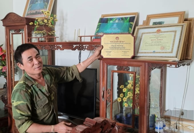 07384329hinh_anh_4-073843.jpg Với việc sáng chế ra hàng loạt máy nông nghiệp, 'kỹ sư chân đất' Vũ Văn Dung vinh dự được nhận các bằng khen của các cấp bộ, ngành. Ảnh: Trần Toản.
